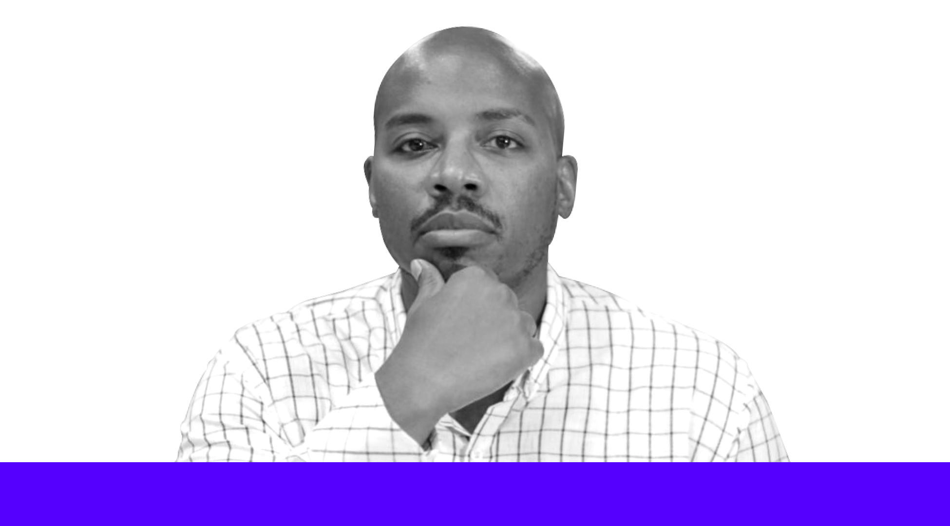 Retrato de homem negro com barba e mão no queixo, olhando para a frente.