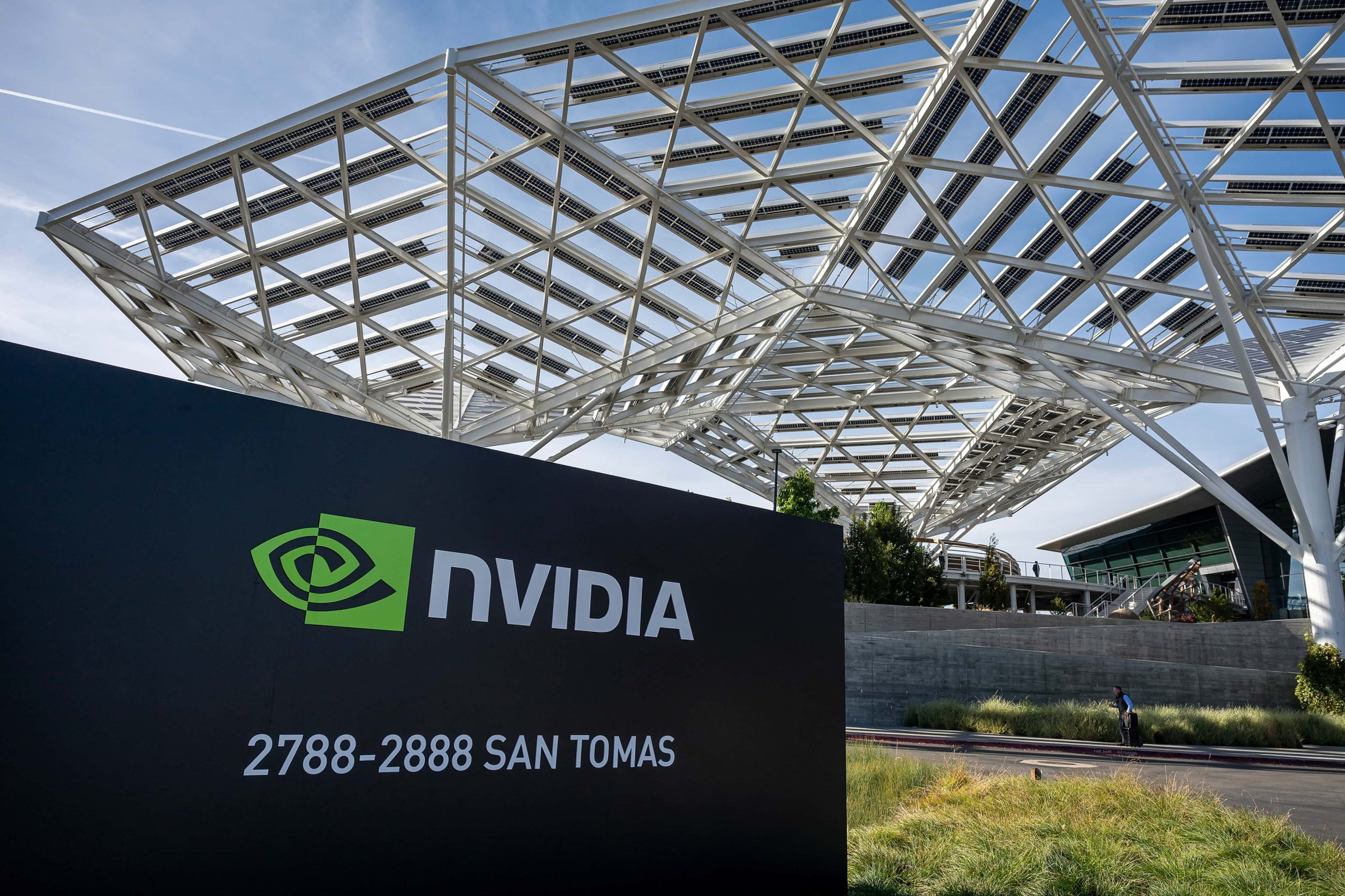 Entrada da NVIDIA com placa e edifício moderno sob cobertura solar geométrica. Endereço 2788-2888 San Tomas.
