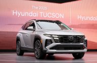 SUV Hyundai Tucson cinza em apresentação, exibindo sua frente e lateral.