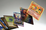 Cartas colecionáveis, incluindo Pokémon Charizard e Magic Black Lotus, voando e se espalhando.