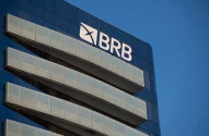 Fachada moderna de edifício azul com o logo branco BRB e varandas salientes.