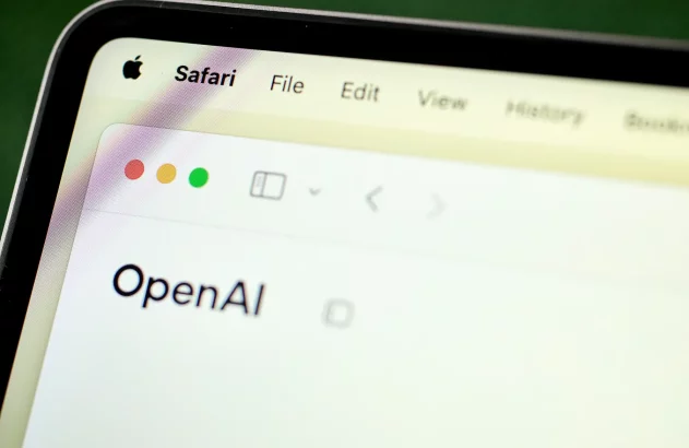 Navegador Safari em uma tela, com o texto "OpenAI" em destaque.