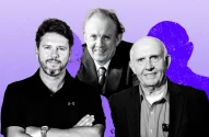 Três homens sorrindo em preto e branco com fundo roxo.