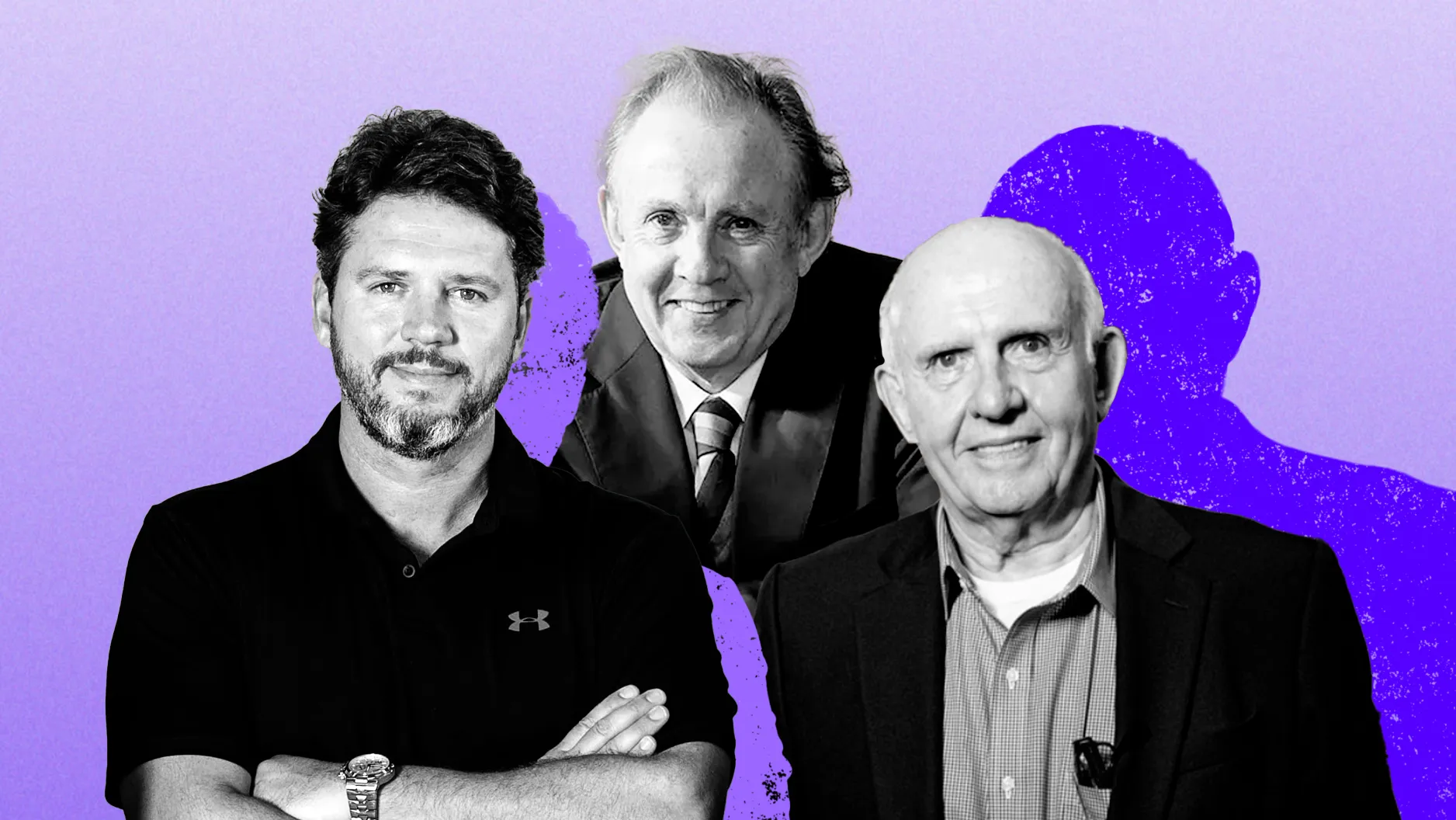 Três homens sorrindo em preto e branco com fundo roxo.