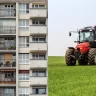 Imagem dividida em duas partes. À esquerda, fachada de prédio residencial com sacadas e janelas; à direita, campo verde com trator vermelho em movimento sob céu claro.
